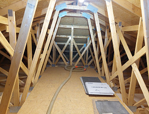 Zateplení stropu bungalovu pomocí foukané izolace